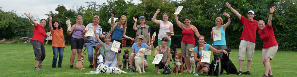 Ausbildungsleiterin Martina Weltner, Leistungsrichterin Jutta Lörner, Lorena mit Trudy, Petra mit Inca, Christiane mit Tajo, Yvonne mit Sera, Desirée mit Caja-Mia, Petra mit Wilma, Andrea mit Arya, Antonia mit Wanja, Martina mit Pancha, Lisa mit Leica, Yvonne mit Sunny, Ausbilder Sebastian Schoppa und Ausbilderin Vanessa Weltner